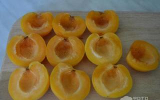 Круассаны из готового слоеного теста с абрикосами